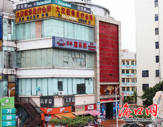 海口香港城的一位业主许先生在"问政海口"投诉称,该广告牌属于违建