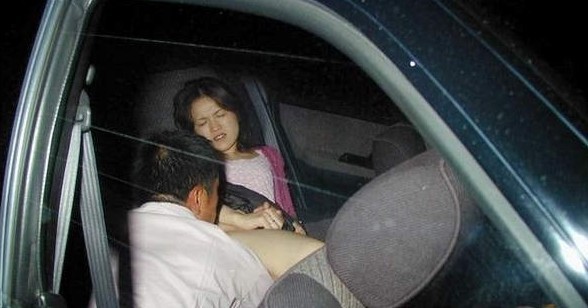 男女裸死车内尸体呈v型僵硬状态 盘点各种车震艳照