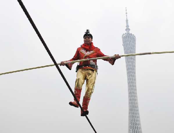 高清:高空王子阿迪力成功挑战广州"小蛮腰"