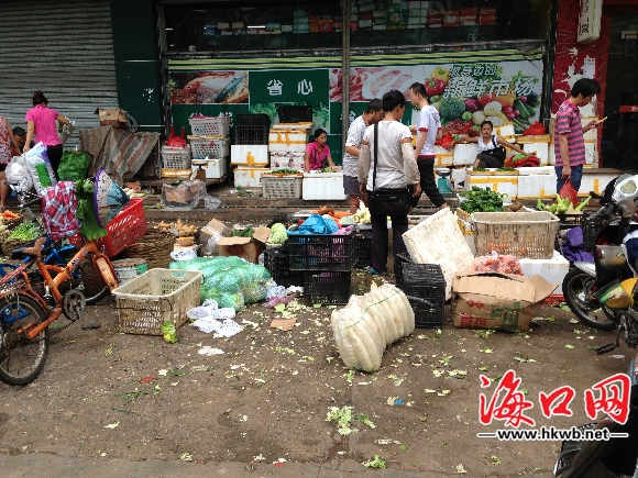 沿江三路集贸市场门口乱摆乱卖严重 当选上月最差,城管不奇怪 里面大市场,门口小市场;乱摆乱卖,垃圾遍地;城管在这巡逻,但对市场门口乱象视而不见这就是美兰区海甸岛沿江三路集贸市场现状。7月份海口五大工程评比,这个市场被评为最差市场,但8月16日记者前去采访,发现脏乱差依然,全国文明城市测评在即,这样的景象显得特别格格不入。本报记者李传华 门口乱成一锅粥 垃圾遍地 16日,记者为到该市场走访时,只见门口简直乱成一锅粥,如果说车辆乱停放小问题,那么主要的是乱摆乱卖,非常严重