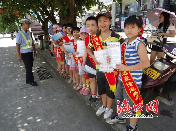 市交警支队组织小学生志愿者开展文明交通劝导活动 记者 赵莎 摄