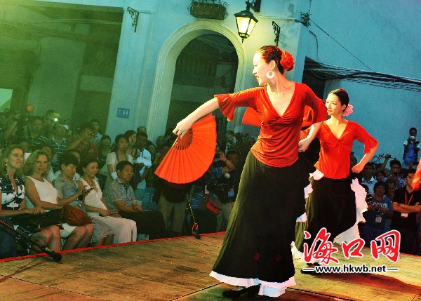 　　艺术表演走上街头，百姓零距离享受艺术的滋润。