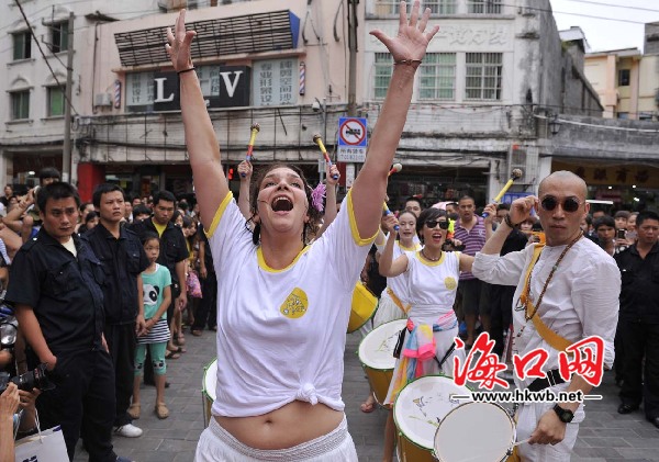 　　艺术表演走上街头，百姓零距离享受艺术的滋润。