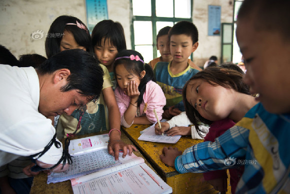 无臂代课老师默默奉献10年 残肢绑粉笔书写坚