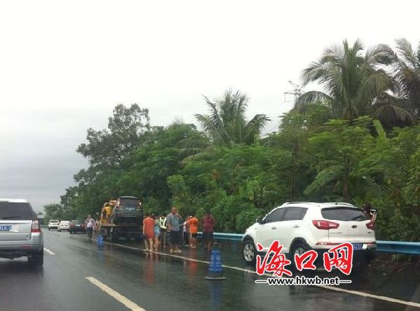 海南东线高速50米内发生两车祸 提醒:雨天驾驶需谨慎