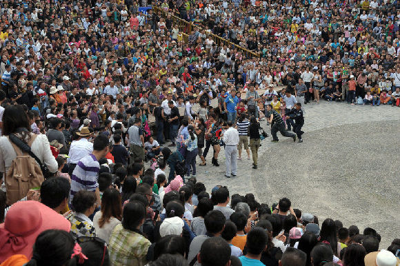 游客贵州景区看表演争座位打群架 场面混乱(图)_国内新闻_新闻中心_海口网