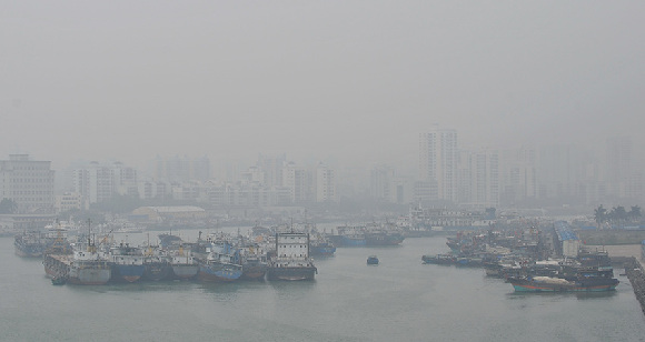 这是被雾霾笼罩的海口新港码头(12月11日摄).新华社记者郭程摄