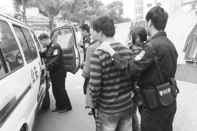 假证贩子扎堆南大桥下"揽活"续:8假证贩子被抓获