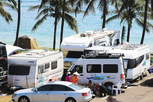 海南旅游地产成景点游客开房车海边享悠闲图