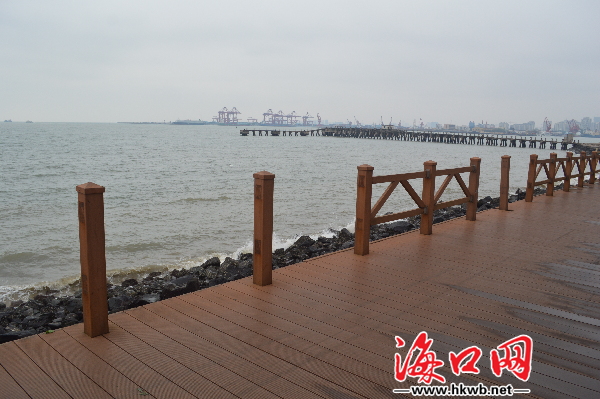 海口网2月14日消息(记者王玲 实习生陈五男摄影报道)2月13日,市民刘先生反映,西秀海滩观海长廊的木制栏杆多处破损或断裂,存在很大的安全隐患,希望相关部门能及时修复。 刘先生反映的这个观海长廊约500米长,里面有几个亭子。因为中间有7、8处木制栏杆丢失、断裂或破损,行人一不小心就有可能从栏杆断裂处滑到海边的岩石上,存在安全隐患。还有人在缺损护栏处拉起了布条,并用小纸条写着危险,请勿靠近,以警示市民和游客。 在此锻炼身体的梁先生介绍,这些护栏经常坏,但过不
