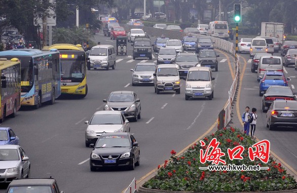 滨海大道禁左后,道路通畅了许多。 海口网2月20日消息(记者杨杰 陈小萍实习生王曼)滨海大道是海口市主要交通干道之一,连接海口东西方向。然而,一直以来的交通拥堵状况却始终困扰着往来市民。去年11月20日,两路口实施东西双向禁左后,交通拥堵现象得以明显好转,特别是直行前往秀英港、假日海滩、老城方向的车辆不再像之前一样寸步难行。然而,滨海大道全时禁左也为其他路段带来了一些交通压力,特别是每天上下班高峰时期的世纪大桥、龙昆北路等主干道。 全时禁左 滨海大道日渐通顺 去年11月20日,滨海大