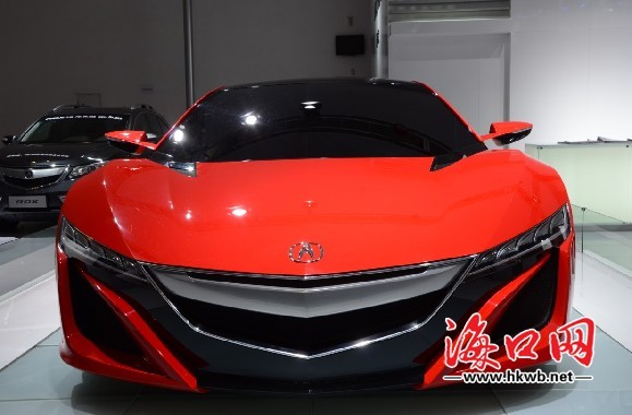 市民冒雨观看<em>海南车展</em> 酷似王心凌车模引围观