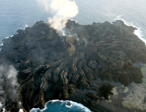 日本公开火山新岛航拍照 与小笠原群岛合为一体(组图)