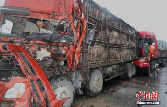 京昆高速四川广元境内发生5起追尾交通事故_