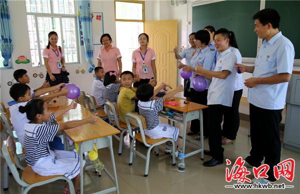 多彩的节日,海南省第二中级人民法院法官走进儋州市特殊教育学校开展