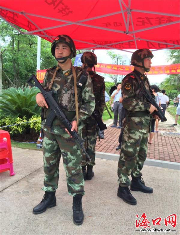 全副武装的武警战士