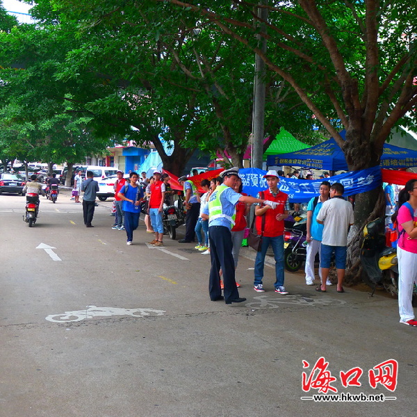 海口志愿者配合交警疏导交通 确保高考不堵车
