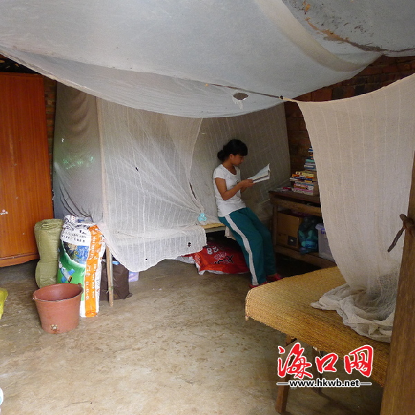 父亲病逝债台高筑 台风刮走海口单亲女孩上学