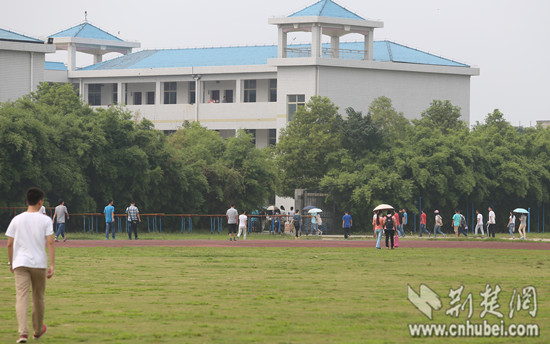 孝感高中教师为编制问题集体罢课 校长手机怒