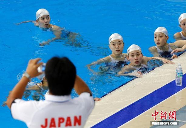 朝鲜花游队仁川训练 天然泳装美女赚足眼球图