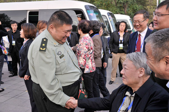 毛新宇与叔父李实(毛远新)纪念陈潭秋等烈士