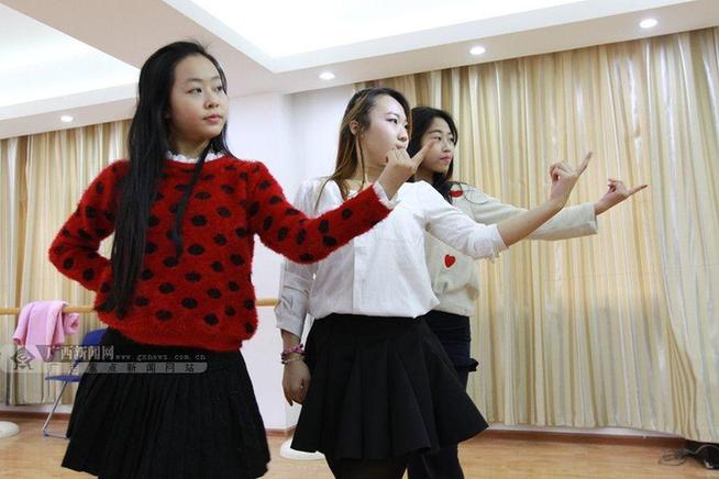 广西南宁现练习生基地 揭秘明星是怎样炼成的