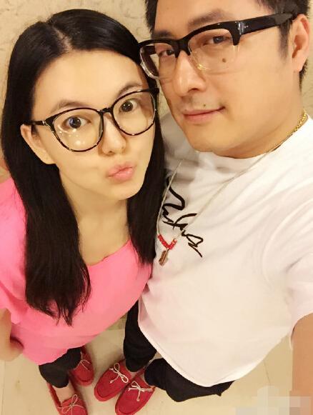 王岳伦为李湘庆生晒合影 同穿情侣鞋表情萌萌哒