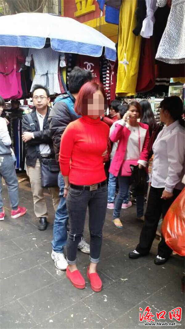 海口商场现美女小偷 穿着打扮时髦身材苗条_