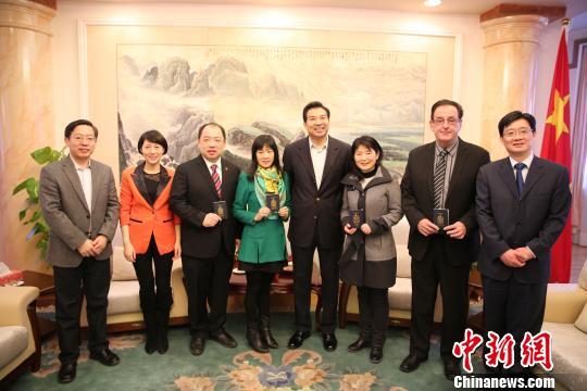 中国向加拿大公民颁发首批10年多次签证_国际