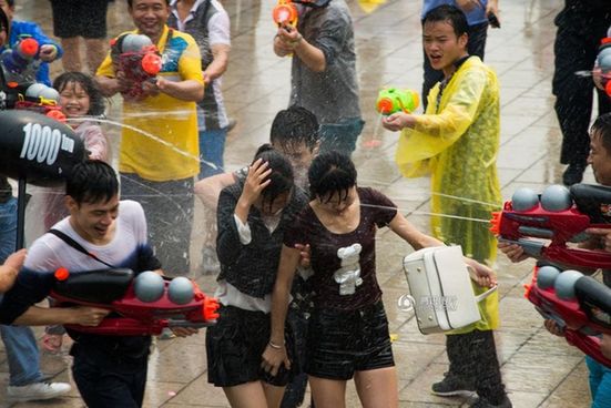 东莞"卖身节"千人射水 众男围射女性(组图)