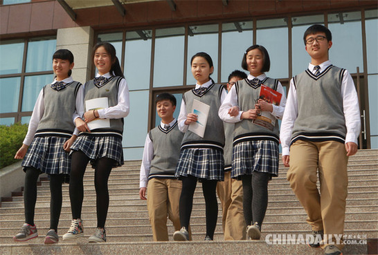 2014年04月08日,河南省郑州市,身着英伦范儿校服的学生