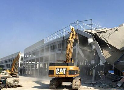 三亚8栋钢构违章建筑侵占农用地 拆除时遭遇阻