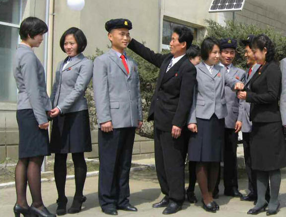 朝鲜中小学校新式校服曝光 <em>女生</em>穿<em>短裙丝袜</em>_国