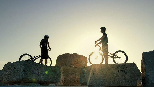 极限自行车者不惧生死 飞跃海岛巨石脚下惊涛骇浪图片频道 - 海口网 - 海口权威新闻门户网站