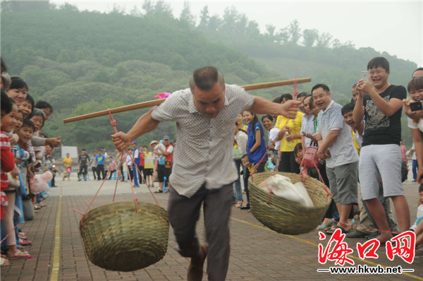 海南琼中三月三趣味比赛 背媳妇赶猪跑_原创_