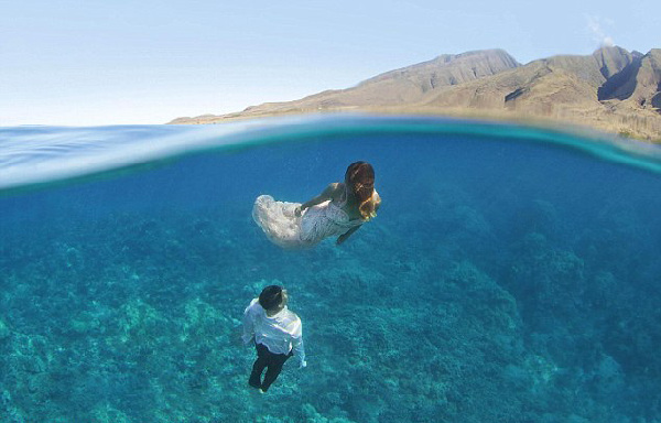美情侣夏威夷拍水下婚纱照纪念奇妙相遇图片频