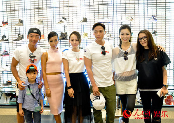 邓超李小璐助阵郑恺新店开业 赤膊玩嗨上演"公主抱"_明星八卦_娱乐新闻_海口网