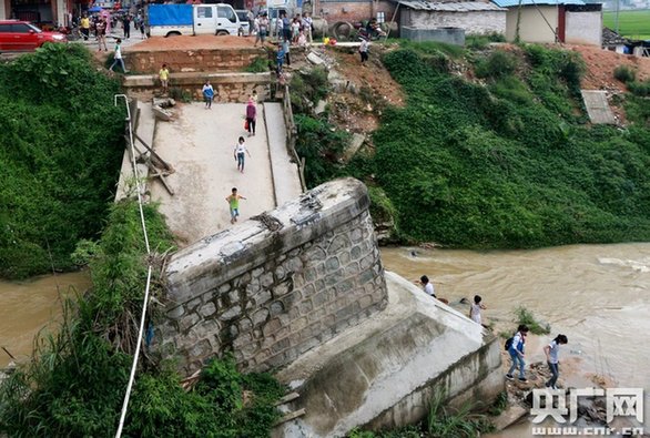 广西梧州,龙圩区广平镇夏村被洪水冲毁的桥梁.图片