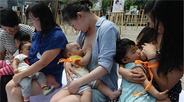 福州辣妈街头哺乳快闪