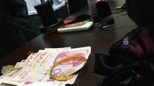 海口龙华警方深夜扫黄 90后失足女称来钱快