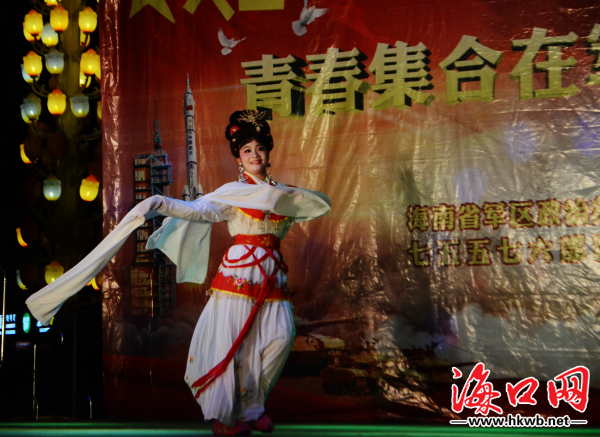 琼剧身姿 海口网7月8日消息(见习记者 胡振兴摄影报道)8日晚,海口市龙华区人民武装部举办的征兵晚会在金华城上演。晚会演出的12个精品节目吸引了近千名观众观看,更有近百名青年现场报名应征。 硬气功、歌舞表演、反映军旅生活的琼剧、寓意深长的魔术等12个节目,从不同侧面演绎了亦苦亦甜的军旅故事,用艺术的手段展现了战士们在部队的成长和体会,鼓励现场广大青年勇于从戎,献身国防。 晚会结束后,现场还进行了征兵政策咨询活动。金宇街道办的青年李军,当场就在报名表上填下了自己的名字。他说,穿军装是自己儿时的