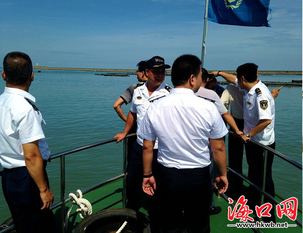海口海事局开展联合巡查 多部门联手为航道清