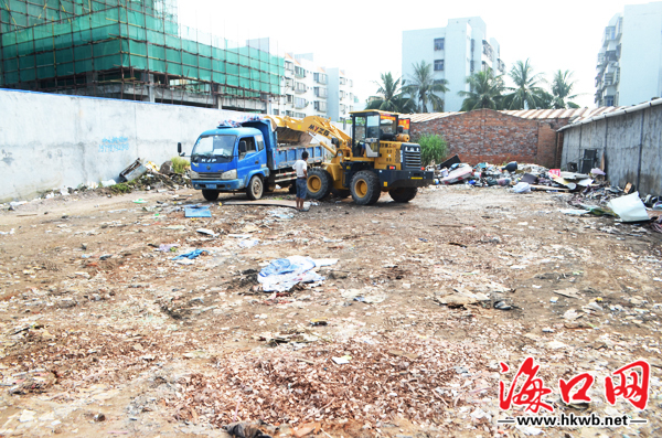 海口网报道引重视 城西路小巷建筑垃圾开始大清理