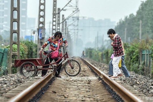 横穿铁路几乎成了附近居民习以为常的出行方式.
