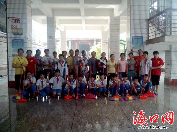 手拉大手 海口市第十二小学双创志愿服务队在
