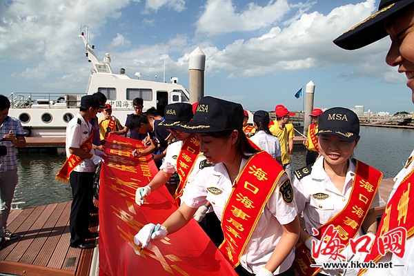 海口海事局组织开展南渡江清污志愿服务活动_