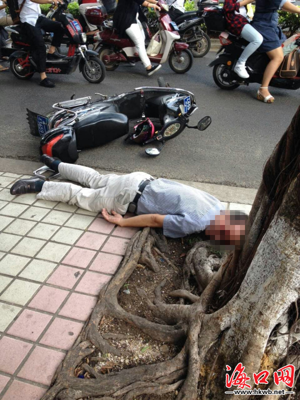 海口男子醉酒骑电动车摔破头 交警称饮酒驾车