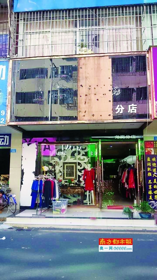 深圳一服装店取名isis被拆招牌 老板:意思意思的简称