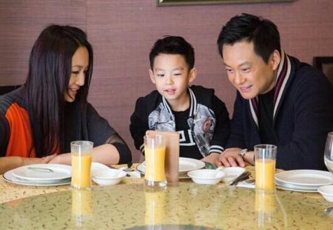 王斑晒全家温馨合照 曹颖:我们在家等你_资讯_海口婚庆网_海口网