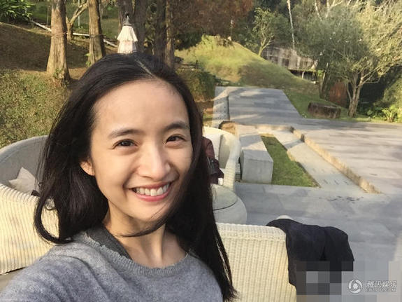 林依晨微博晒全家出游照 素颜亮相引众网友点